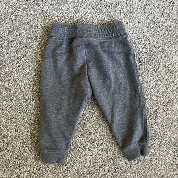 BOYS GAP 1/4 ZIP GRAY HOODED SWEATSHIRT AND SWEATPANTS SET - SZ 12-18 M - Picture 6 of 7